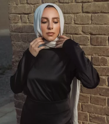 Pearl satin top in black